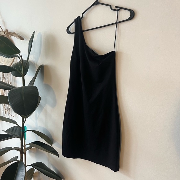 Sophisticated One-Shoulder Dynamite Bodycon Dress - Picture 3 of 4